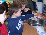 Kinderen doen proefjes