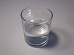 vul het glas voor de helft met water