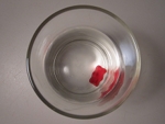 doe een gummibeer in het glas water