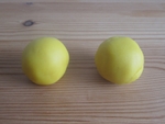 maak twee even grote ballen klei
