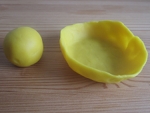 kneed van de ene bal klei een bakje