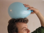 wrijf met de ballon over je haar