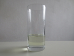 schenk een laag olie in het glas