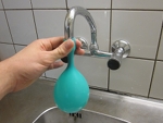 vul de ballon met water uit de kraan
