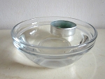leg het bakje met de magneet in de kom water
