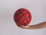 leg de basketbal op je ene hand