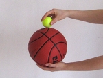 houd de tennisbal in je andere hand boven de basketbal