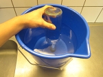 houd de fles op zijn kop onder water