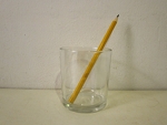 zet het potlood in het glas