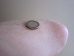 leg de munt op je arm vlak bij je elleboog