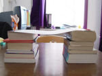 leg het vel papier op de boeken