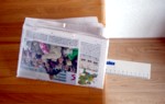 leg de pagina over de liniaal op de tafel, precies tot de rand, zodat de liniaal aan één kant uitsteekt