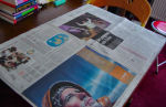 neem weer twee pagina's van de krant, maar vouw hem nu uit