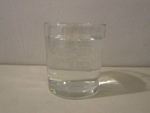 vul het glas met water tot een klein stukje onder de rand