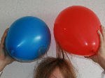wrijf met de ballonnen over je droge haar (of een wollen trui)