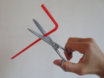 knip de lange kant van het rietje 3 cm van het buigpunt af