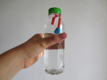 doe het rietje met de kneedgum in de fles