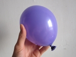 blaas de twee ballonnen een stukje op, ongeveer 10 cm groot