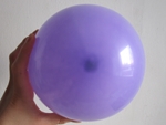 zoek de navel van de tweede ballon, dat is een dikker en donkerder stukje boven op de ballon