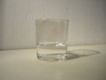 doe een klein laagje water in het glas