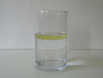 schenk een klein laagje olie in het glas