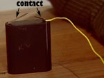 plak met plakband het eerste stuk snoer tussen het ene contact van de batterij en het pincet