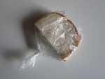 knoop het zakje met de boterham goed dicht