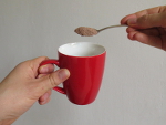 doe vier theelepels chocolademelkpoeder in de beker