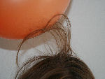 wrijf de ballon over je haar of over je trui