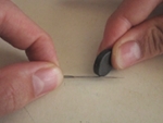 strijk met de magneet twintig keer in dezelfde richting langs de naald