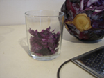 doe de geraspte kool in een glas