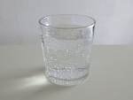 schenk de spa rood in het glas