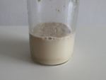 doe een paar centimeter water in de fles