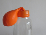doe de ballon over de opening van de fles