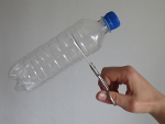knip 8 centimeter van de bovenkant van de fles af