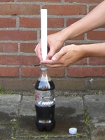 houd de rol papier boven de fles met je hand ertussen