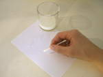 schrijf met het wattenstaafje een letter op het papier
