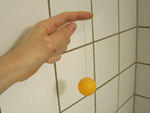 laat de pingpongbal aan het garen hangen