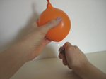 vraag een volwassene om de aansteker aan te doen onder de ballon met water