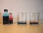 schenk een klein laagje van de andere kleurstof in het andere glas