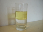 doe 3 centimeter olie bij het water in het glas