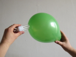 houd de ballon tegen de spaarlamp aan