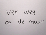 schrijf op het eerste vel papier: ver weg op de muur