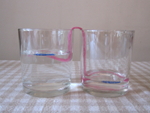 hang de andere kant van de draad in het water van het andere glas