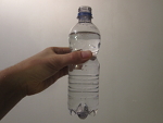 vul de fles bijna helemaal met water