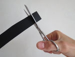 knip van het zwarte papier 16 even grote vierkanten van ongeveer 2 bij 2 cm