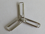 haak de paperclips in groepjes van drie in elkaar