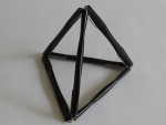 maak een piramide met de stukken rietje en groepjes paperclips, waarbij je de rietjes over de paperclips schuift