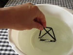 houd de piramide helemaal onder water