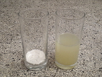 schenk azijn in het glas met het afwasmiddel tot het glas halfvol is